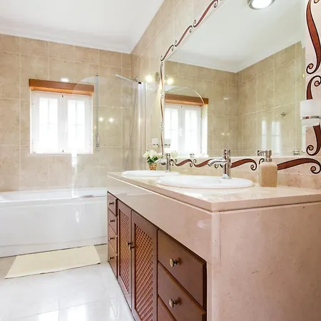 Villa Vista Do Monte, Large Villa, Balcony Views, Private Heated Pool Near Silver Coast *